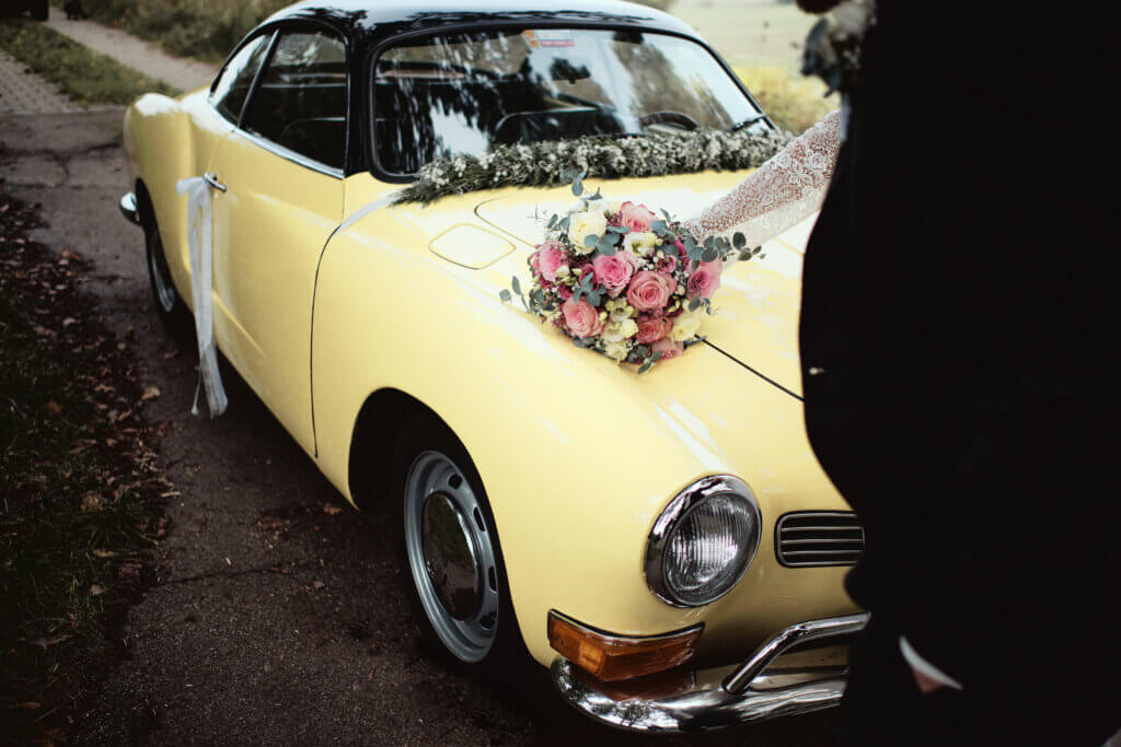 Blumengeschmückter Oldtimer als Hochzeitsauto